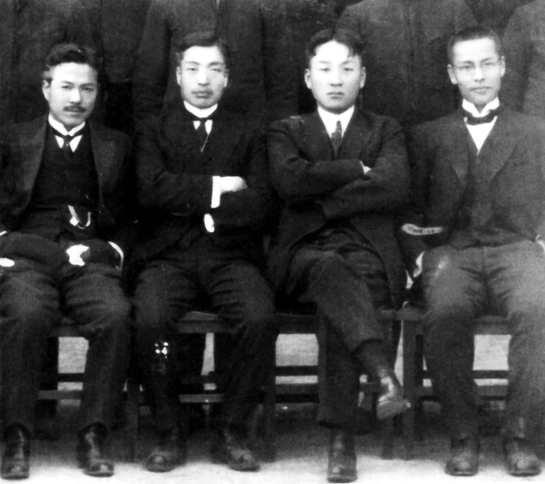 1922년3월18일 中央高普 제1회 졸업기념사진. 왼쪽부터 김성수, 최두선, 송진우, 현상윤.