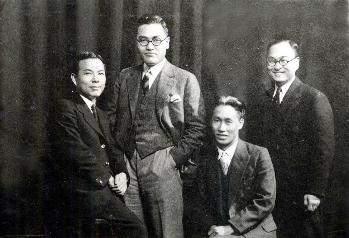 구미여행중 런던에서 촬영한 것으로 오른쪽이 장덕수, 한사람 건너가 이활, 그다음이 인촌 김성수.