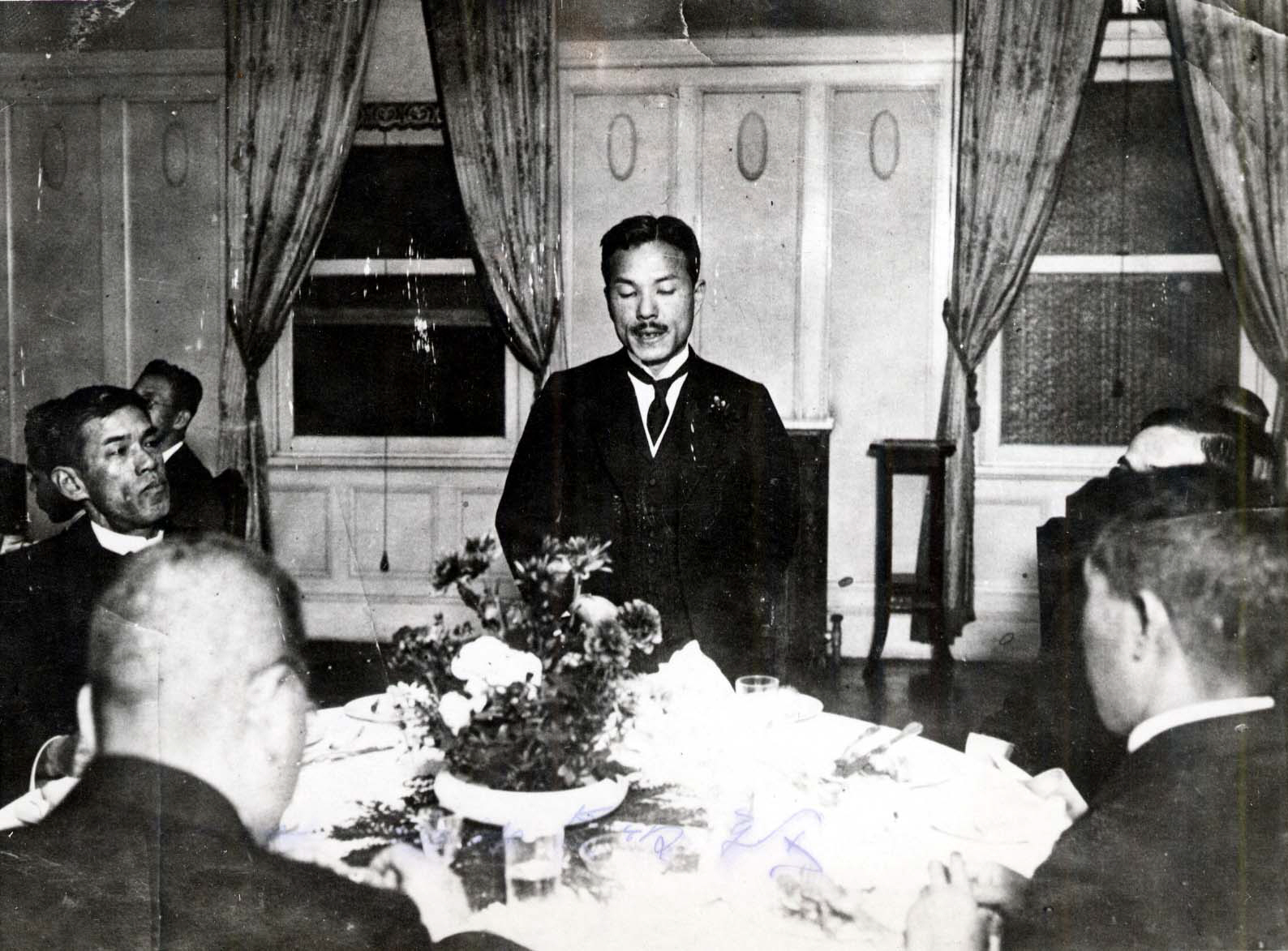 인촌 김성수 선생(가운데)이 기업인들에게 동아일보를 소개하고 있다.